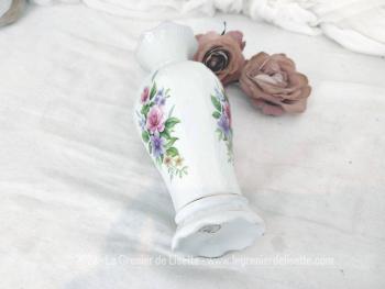 Voici un adorable petit vase des années 70 formé par 3 pans arrondis et décoré sur ses 3 faces par un bouquet de fleurs aux tons pastel. Il porte l'estampille 