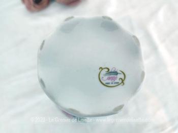Voici un adorable petit vase des années 70 formé par 3 pans arrondis et décoré sur ses 3 faces par un bouquet de fleurs aux tons pastel. Il porte l'estampille 