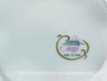 Voici un adorable petit vase des années 70 formé par 3 pans arrondis et décoré sur ses 3 faces par un bouquet de fleurs aux tons pastel. Il porte l'estampille 