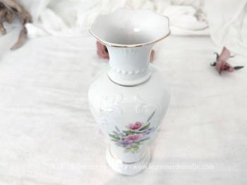 Voici un adorable petit vase des années 70 formé par 3 pans arrondis et décoré sur ses 3 faces par un bouquet de fleurs aux tons pastel. Il porte l'estampille 