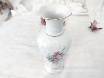 Voici un adorable petit vase des années 70 formé par 3 pans arrondis et décoré sur ses 3 faces par un bouquet de fleurs aux tons pastel. Il porte l'estampille "Sanbo - Made in Spain".