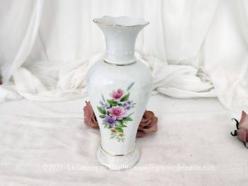 Voici un adorable petit vase des années 70 formé par 3 pans arrondis et décoré sur ses 3 faces par un bouquet de fleurs aux tons pastel. Il porte l'estampille 