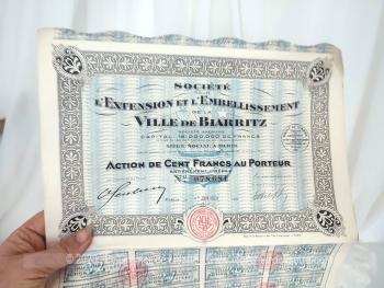 Ancienne action de Cent Francs au Porteur de la Société pour l'Extension et l'Embellissement de la Ville de Biarritz avec ses coupons sur le coté.
