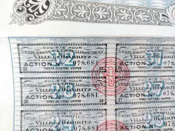 Ancienne action de Cent Francs au Porteur de la Société pour l'Extension et l'Embellissement de la Ville de Biarritz avec ses coupons sur le coté.