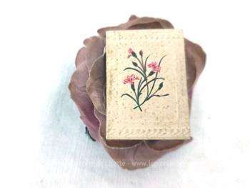 Ancien almanach miniature pour l'année 1920 sur 29 pages, cadeau publicitaire de la Papeterie Générale à Paris,  avec en couverture le dessin d'un bouquet d'oeillets roses en relief.