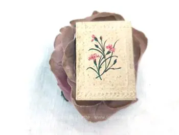 Ancien almanach miniature pour l'année 1920 sur 29 pages, cadeau publicitaire de la Papeterie Générale à Paris,  avec en couverture le dessin d'un bouquet d'oeillets roses en relief.