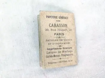 Ancien almanach miniature pour l'année 1920 sur 29 pages, cadeau publicitaire de la Papeterie Générale à Paris,  avec en couverture le dessin d'un bouquet d'oeillets roses en relief.