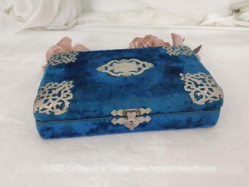 Ancien coffret à manucure en velours gainé bleu roi datant de la fin XIX° ou tout début XX°décoré d'ornements en arabesques en métal argenté dans le style Art Nouveau avec quelques accessoires.