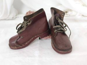 Anciennes chaussures godillots enfants semelle bois