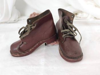 Voici une superbe et ancienne paire de chaussures godillots pour enfants en cuir fauve et semelle bois. Pour une décoration vraiment tendance !