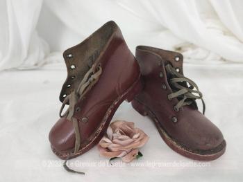 Voici une superbe et ancienne paire de chaussures godillots pour enfants en cuir fauve et semelle bois. Pour une décoration vraiment tendance !