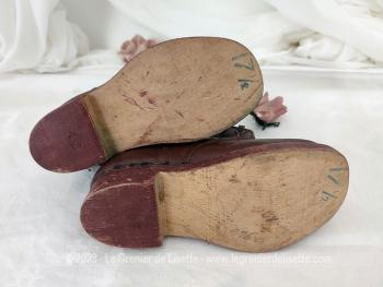 Voici une superbe et ancienne paire de chaussures godillots pour enfants en cuir fauve et semelle bois. Pour une décoration vraiment tendance !