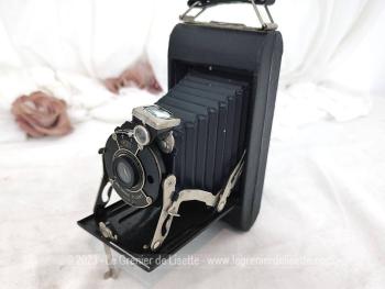 Authentique ancien appareil à photos à soufflets  de la marque Brownie datant des années 30/40 avec un objectif de la marque Eastman Kodak Co et sa housse en cuir.