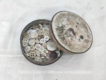 Vraiment vintage, voici une belle boite en métal de 9.5 x  3 cm avec encore l'inscription " Au Fidèle Berger" et des vestiges de l'inscription "Vichy'" ainsi qu'un dessin d'une scène de vie dans la ville.