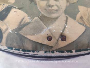 Sur 29 x 15.5 x 7 cm, voici une superbe et ancienne grande boite ovale en métal provenant des Etabl. J. Schuybroek S.A. Hoboken -Anvers" avec sur le couvercle la sérigraphie du portrait de 3 enfants vintages.