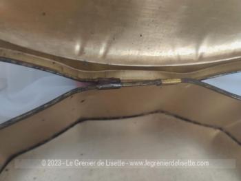 Superbe et ancienne boite en métal de biscuits et chocolat belge dodécagone de forme ovale avec sur le couvercle un portrait vintage d'une fillette  de 26 x 20 x 6 cm avec au dos l'inscription"Cote d'Or - Le Bon Chocolat Belge".