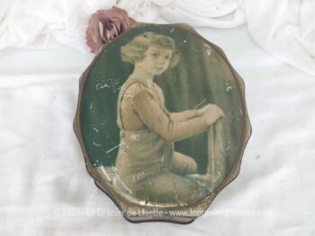 Superbe et ancienne boite en métal de biscuits et chocolat belge dodécagone de forme ovale avec sur le couvercle un portrait vintage d'une fillette  de 26 x 20 x 6 cm avec au dos l'inscription