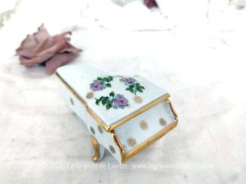Originale petite bonbonnière en forme de piano à queue en porcelaine blanche estampillée "Porcelaine Artistique F.M. Limoges France - Label de Qualité" avec un décor floral et surligné de dorures.