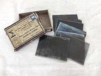 Voici dix très anciennes photos en négatifs du XIX° et début XX° sur plaque de verre rangées dans ancienne boite A. Lumière et ses Fils. Pièces uniques.
