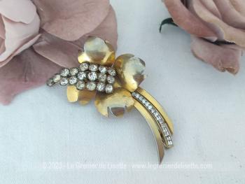 Pour revers de veste ou foulard, voici une superbe et originale broche vintage en métal doré, représentant une fleur dont le pistil est formé par des strass ainsi que la tige.