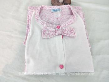 Voici une chemise de nuit vintage, des années 80/90 avec une forme rétro et courte avec l'étiquette 