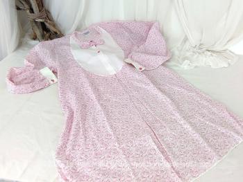 Voici une chemise de nuit vintage, des années 80/90 avec une forme rétro et courte avec l'étiquette 