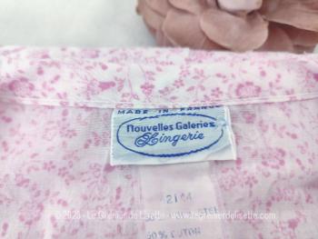 Voici une chemise de nuit vintage, des années 80/90 avec une forme rétro et courte avec l'étiquette 