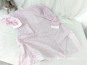 Voici une chemise de nuit vintage, des années 80/90 avec une forme rétro et courte avec l'étiquette 
