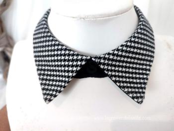 Voici un beau col Claudine de la marque Charlott' en tissus motif 