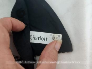 Voici un beau col Claudine de la marque Charlott' en tissus motif "Pied de Poule" avec possibilité de le poser grâce à ses 5 boutons. Très élégant !