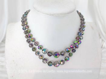 Superbe collier ras de cou de 42 cm de long, double rangs de perles de verre irisées de tailles croissantes. Effet vintage assuré !