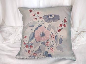 Fait main, voici un coussin de 40 x 40 cm  dont la partie décorative est en soie peinte à la main tendance très shabby.et le dos en polyamide Non déhoussable.