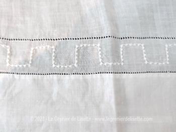 Prévu pour lit de bébé, voici un ancien drap de 82 x 98 cm réalisé en linon  tout doux entièrement fait main avec une belle bordure avec jours et belles broderies.