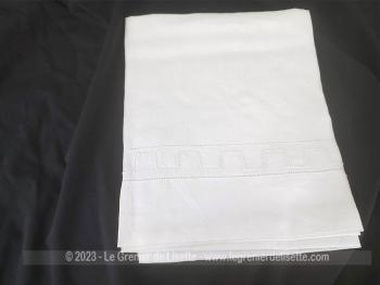 Prévu pour lit de bébé, voici un ancien drap de 82 x 98 cm réalisé en linon  tout doux entièrement fait main avec une belle bordure avec jours et belles broderies.
