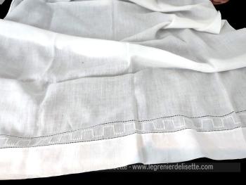 Prévu pour lit de bébé, voici un ancien drap de 82 x 98 cm réalisé en linon  tout doux entièrement fait main avec une belle bordure avec jours et belles broderies.