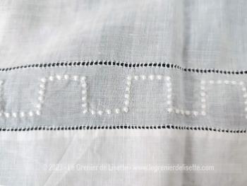 Prévu pour lit de bébé, voici un ancien drap de 82 x 98 cm réalisé en linon  tout doux entièrement fait main avec une belle bordure avec jours et belles broderies.