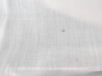 Prévu pour lit de bébé, voici un ancien drap de 82 x 98 cm réalisé en linon  tout doux entièrement fait main avec une belle bordure avec jours et belles broderies.