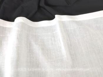 Prévu pour lit de bébé, voici un ancien drap de 82 x 98 cm réalisé en linon  tout doux entièrement fait main avec une belle bordure avec jours et belles broderies.