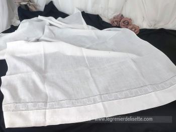 Prévu pour lit de bébé, voici un ancien drap de 82 x 98 cm réalisé en linon  tout doux entièrement fait main avec une belle bordure avec jours et belles broderies.