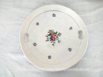 Voici un duo de plats avec deux trous sur les cotés pour former des anses et donc incorcporées dans le plat. Ils portent l'estampille "Faience Labrut et Cie" "Grigny" "58", avec un décor simple et floral. Tendance shabby!