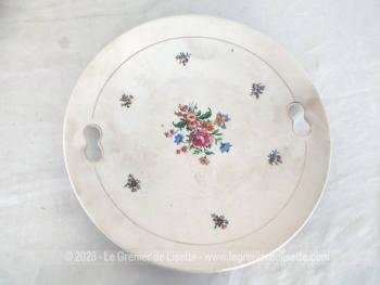 Voici un duo de plats avec deux trous sur les cotés pour former des anses et donc incorcporées dans le plat. Ils portent l'estampille "Faience Labrut et Cie" "Grigny" "58", avec un décor simple et floral. Tendance shabby!