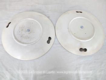 Voici un duo de plats avec deux trous sur les cotés pour former des anses et donc incorcporées dans le plat. Ils portent l'estampille 