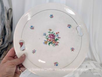 Voici un duo de plats avec deux trous sur les cotés pour former des anses et donc incorcporées dans le plat. Ils portent l'estampille "Faience Labrut et Cie" "Grigny" "58", avec un décor simple et floral. Tendance shabby!