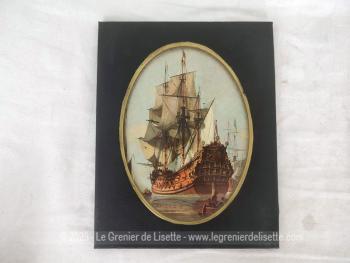 Sur 17 x 21.5 x 1 cm, voici deux cadres bien originaux servant de marie-louise à deux images ovales et rembourrées d'une scène de vaisseaux en mer au XVIII°.