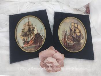 Sur 17 x 21.5 x 1 cm, voici deux cadres bien originaux servant de marie-louise à deux images ovales et rembourrées d'une scène de vaisseaux en mer au XVIII°.