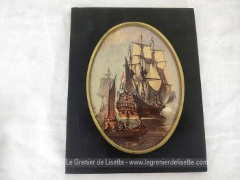 Sur 17 x 21.5 x 1 cm, voici deux cadres bien originaux servant de marie-louise à deux images ovales et rembourrées d'une scène de vaisseaux en mer au XVIII°.