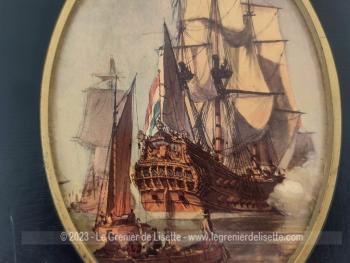 Sur 17 x 21.5 x 1 cm, voici deux cadres bien originaux servant de marie-louise à deux images ovales et rembourrées d'une scène de vaisseaux en mer au XVIII°.