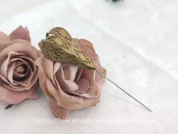 Ancienne petite épingle à chapeaux de 12 cm est composée d'une décoration en laiton réalisée par un  assemblage de 6 losanges ciselés formant une arche de 3 par face !