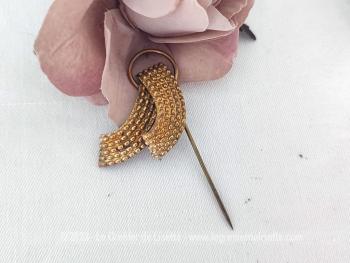 Sur 7 cm de long,  voici une ancienne épingle à chapeaux en laiton d'un décor en forme de double ruban perlé pour la mettre en valeur comme un bijoux.