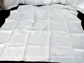 Ancien torchon ou grande serviette de 90x 74 cm en coton blanc damassé  avec au centre les monogrammes ME brodés.